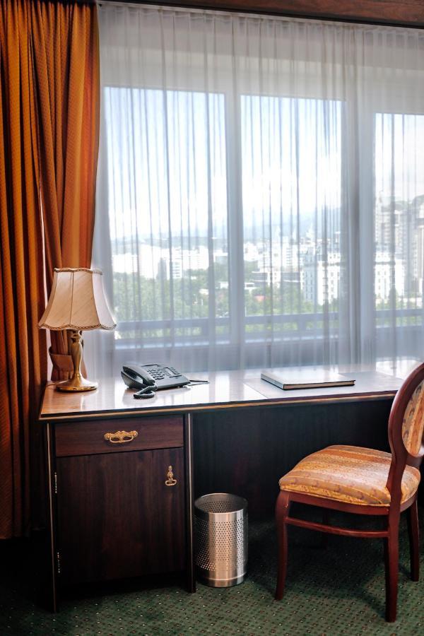 אלמטי Rahat Palace Hotel מראה חיצוני תמונה